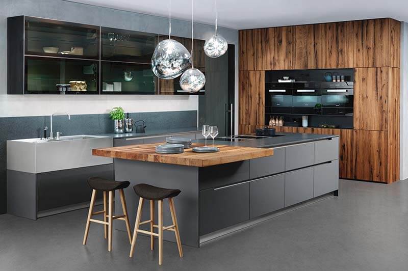 Schatz-Wohnen Kochen Designerküche Ewe Designerküche von Ewe, Küchenblock in grau, Hochschränke Holz Nussbaum