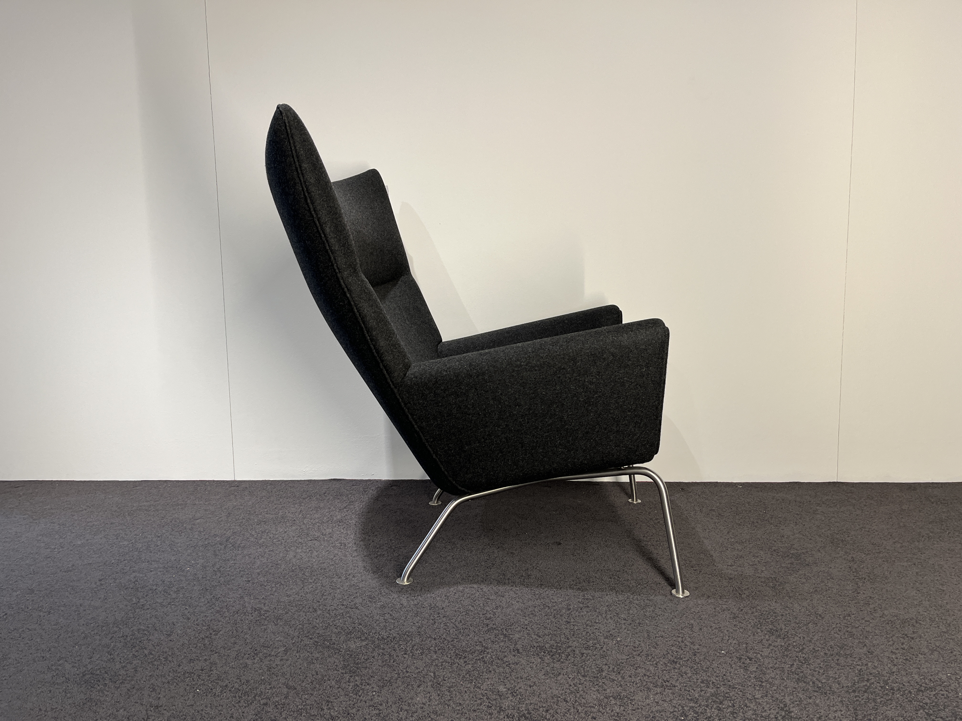 sessel wingchair von carl hansen in grauem stoff